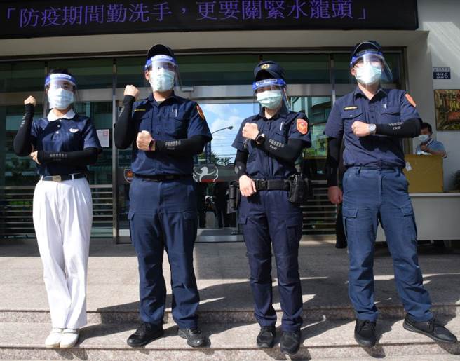 慈济中区慈警会致赠大雅分局防护面罩390个与抗UV凉感袖套215双。（大雅分局提供／王文吉台中传真）