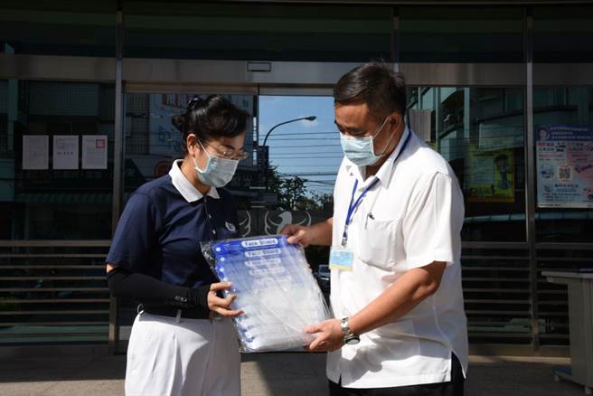 慈济中区慈警会致赠大雅分局防护面罩390个与抗UV凉感袖套215双。（大雅分局提供／王文吉台中传真）