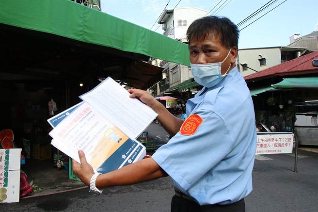 嘉义市共和摊贩协会协助摊商建置简讯实联制。（嘉义市政府提供）