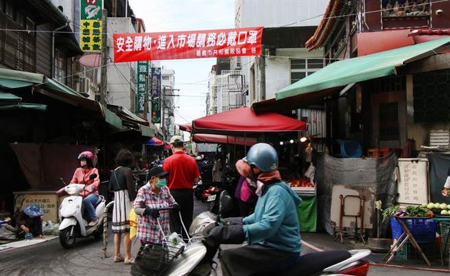 嘉义市共和市场鼓励民眾分日分流採买。（嘉义市政府提供）