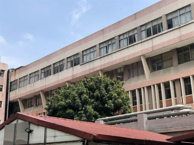 淡水马偕医院近日传出旧大楼2楼一般病房有病患确诊，院方全面筛检病人和陪病家属，之后进行全院的医护人员普筛（戴上容摄）