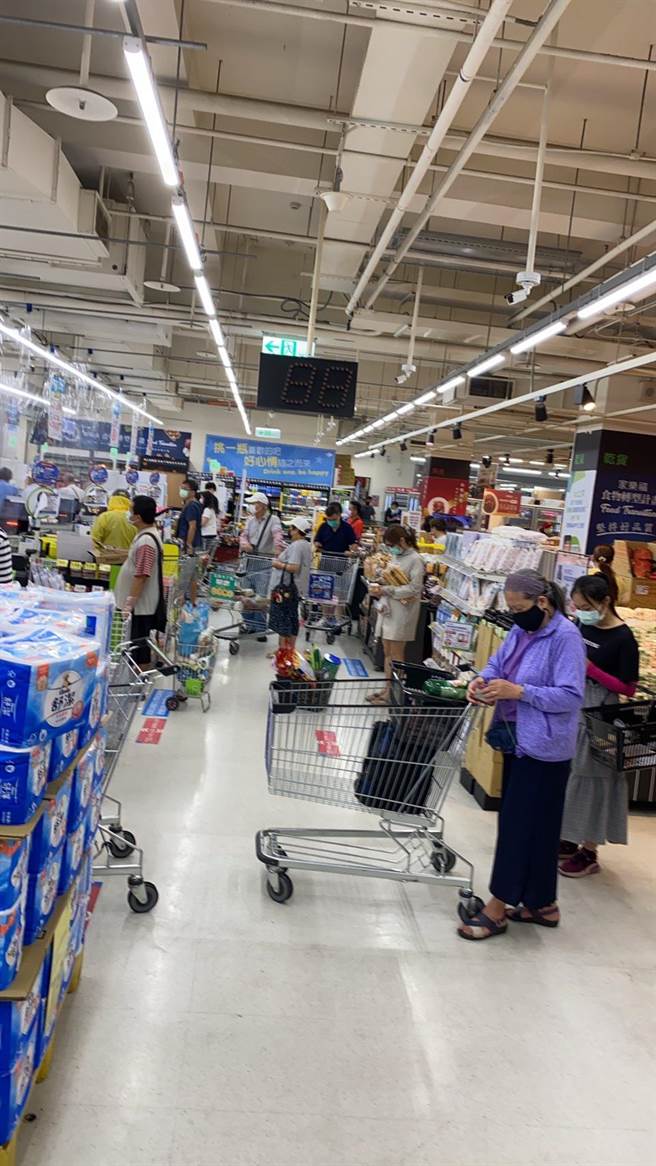 陈情民眾提供今天上午淡水区大卖场内民眾排队购物的照片。（张志豪服务处提供）