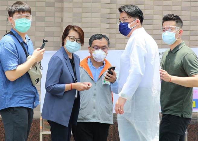 國內疫情持續延燒，文化大學日前傳出有4名學生確診，校方2日配合台北市政府機動快篩隊，針對大倫館住宿生快篩，北市副市長黃珊珊（左二）在文大教務長方元沂（右二）等人陪同下視察。（張鎧乙攝）
