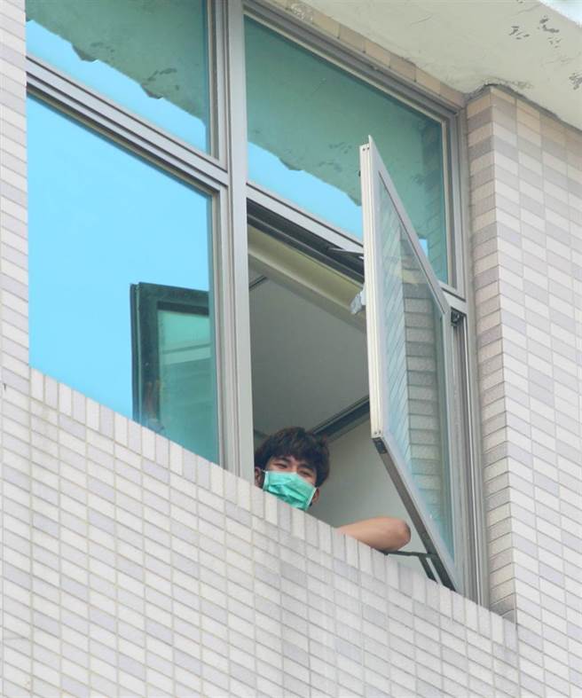 國內疫情持續延燒，文化大學日前傳出有4名學生確診，校方2日配合台北市政府機動快篩隊，針對大倫館住宿生快篩，大倫館宿舍內的學生好奇向外觀看。（張鎧乙攝）
