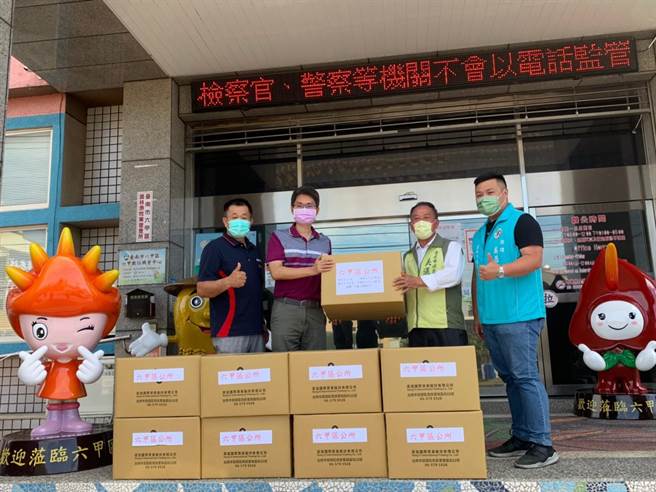 台南市议员吴通龙（右二）将浤溢公司的医疗用口罩转赠给六甲公所，由区长陈启荣（左二）代表受赠。（吴通龙服务处提供／刘秀芬台南传真）