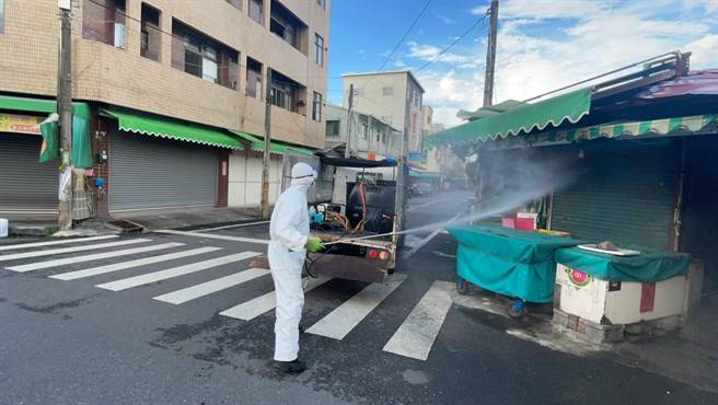 台南市政府今天派员消毒白河山产市场。(台南市政府提供／曹婷婷台南传真)