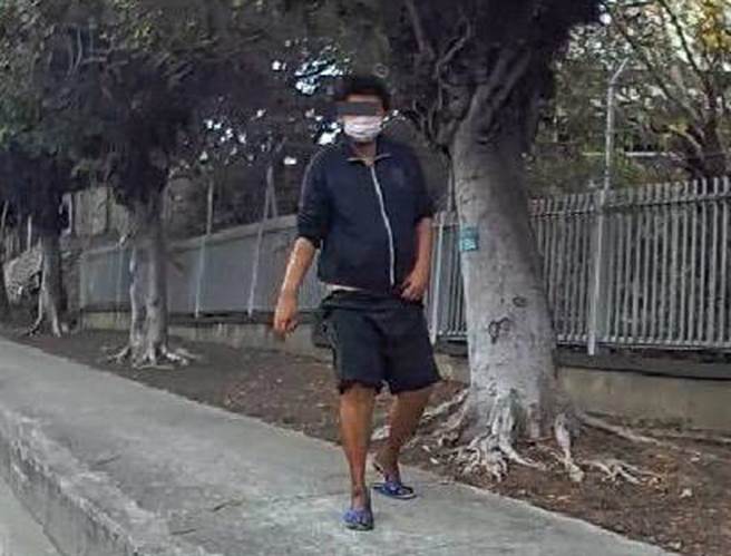 警方上前盘查，赫然发现该男子是身心障碍，在外流浪3个多月的失踪人口，警方立马联络家人带回。(民眾提供)