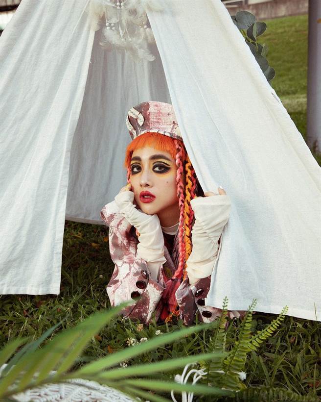 鬼鬼顶厚重烟熏眼妆、萤光粉色系髮辫及70年代华丽摇滚造型扮「歌德风摇滚芭比」（avex taiwan提供）