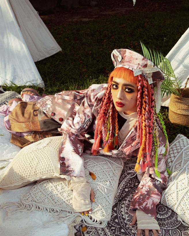 ↑鬼鬼顶厚重烟熏眼妆、萤光粉色系髮辫及70年代华丽摇滚造型扮「歌德风摇滚芭比」（avex taiwan提供）