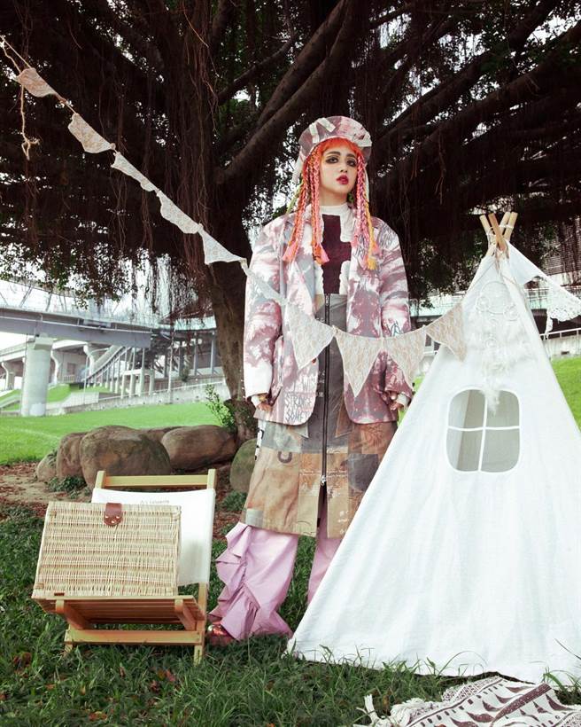 ↑鬼鬼顶厚重烟熏眼妆、萤光粉色系髮辫及70年代华丽摇滚造型扮「歌德风摇滚芭比」（avex taiwan提供）