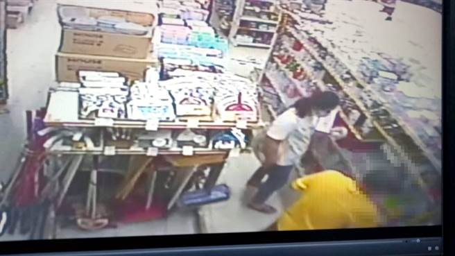 本土疫情持续延烧，不少民眾赶去卖场抢物资，不料却让小偷有机可趁。（警方提供／谢佳潾屏东传真）