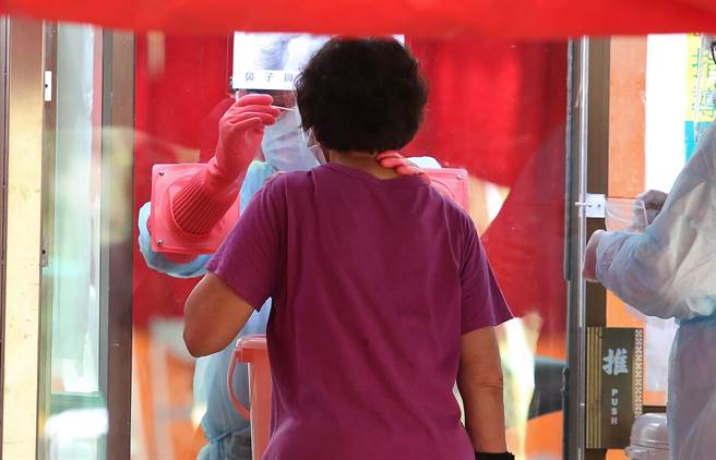 新北市因持续出现新冠肺炎本土确诊病例，当地民眾2日在中和积穗市民活动中心设置的筛检站接受採检。（陈俊吉摄）