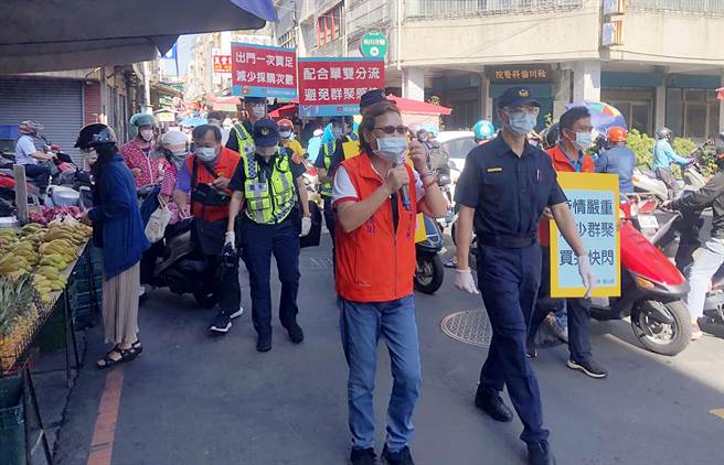 宣导市场买菜要分流，南投市长宋怀琳（左起）与南投分局长郑有益2日上午到南投市民权街、育乐路的传统市场，宣导「採买分流、少去多买、一次购足、速买速离」。（南投分局提供／黄国峰南投传真）