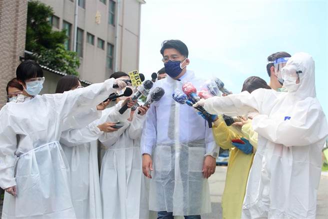 文大校方2日配合台北市政府机动快筛队，针对大伦馆住宿生快筛，文大教务长方元沂（中）指出，因住宿生皆使用公共卫浴空间，难要求在洗澡时戴口罩，这部分担心会有交叉感染，因此希望藉由快筛确定学生有无感染的风险。（张铠乙摄）
