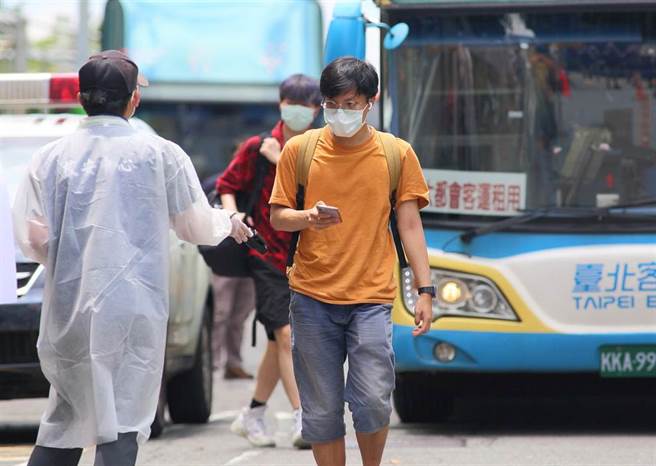 文大校方2日配合台北市政府机动快筛队，针对大伦馆住宿生快筛，筛检完毕的学生依序回到宿舍休息。（张铠乙摄）
