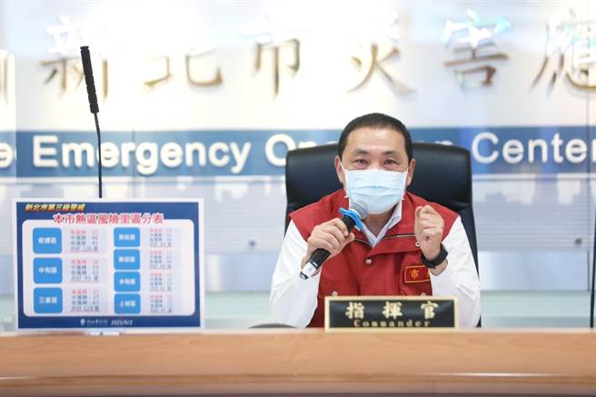 新北市长侯友宜呼吁中央，将长照机构照顾者和被照顾者提到第三类人员优先施打名单内，就连医院内长期住院病患和照顾者也应提前施打。（新北市政府提供）