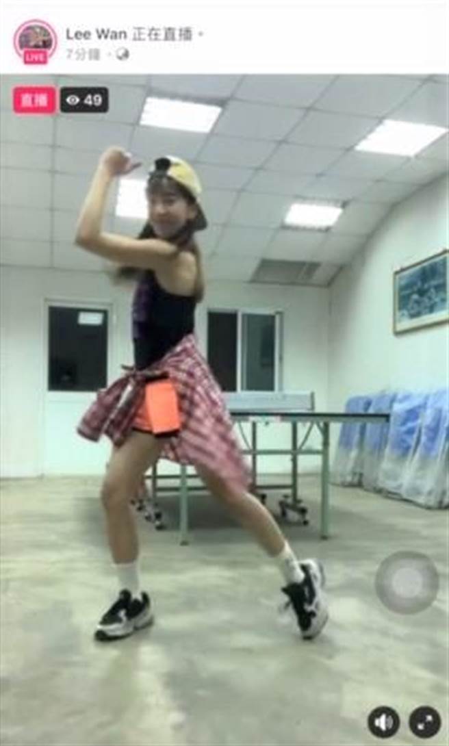 教学10年的人气美女老师宛宛刚打开直播，学生人数不断往上攀升，她说线上课程不收费，盼学员都能乖乖宅在家陪她一起运动。（宛宛老师提供／蔡旻妤台东传真）