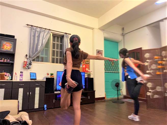 疫情肆虐，不少有运动习惯的民眾表示，原本下班后都到健身房运动，今则改为在家跳舞。（蔡旻妤摄）