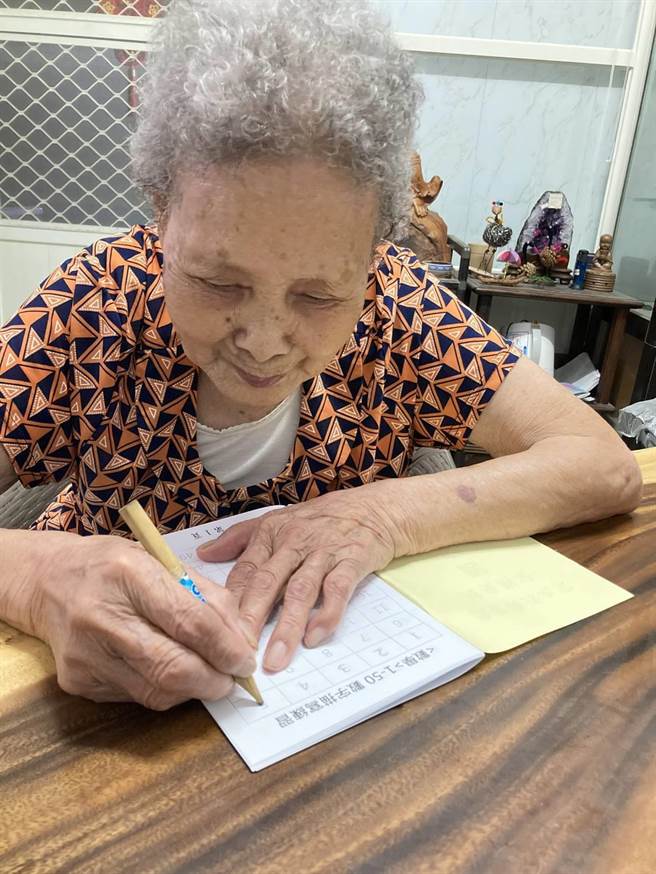 弘道老人福利基金会宜兰社区照顾服务中心设计了「防疫学习包」，让长时间独自居家防 疫的长者们重温童年，乖乖在家「当学生、写作业」。（弘道老人福利基金会提供／胡健森宜兰传真）