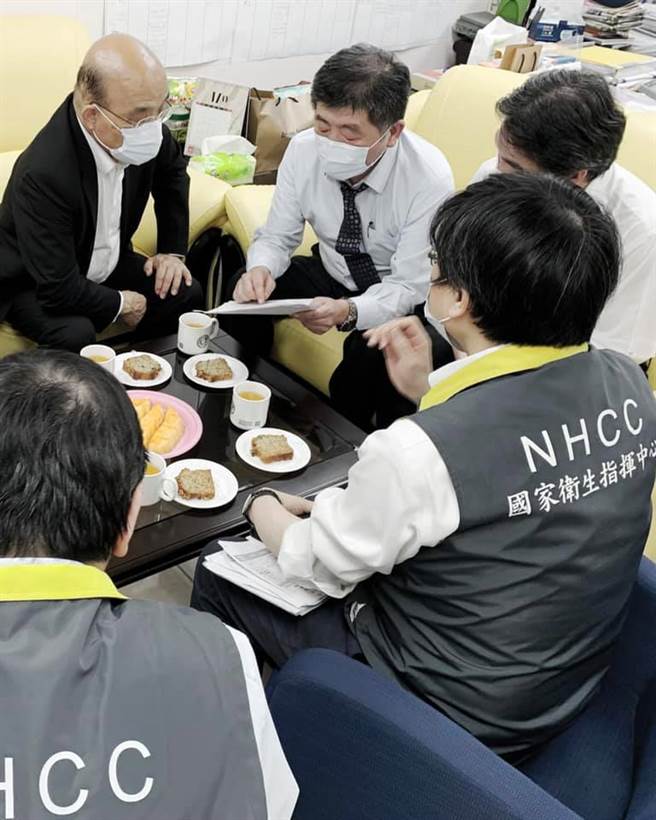 行政院长苏贞昌昨(1)日在脸书指出，以理性和团结来对抗疫情，让全世界看到台湾人的情操和韧性。(图/取自苏贞昌脸书)