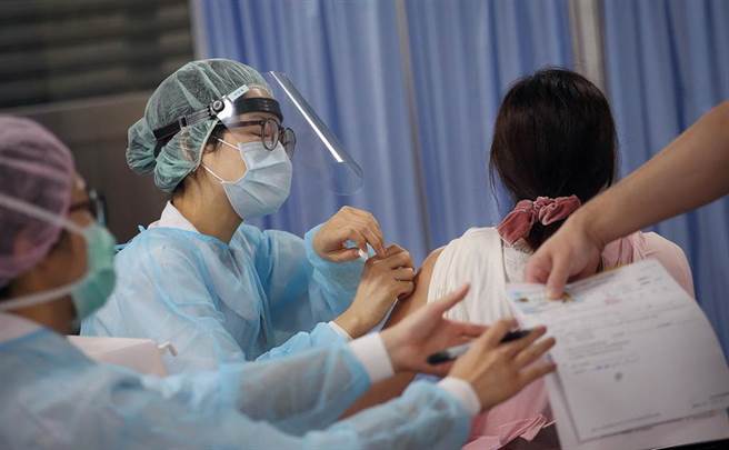 台北市立联合医院忠孝院区2日起，安排第一线医护人员施打疫苗。（范扬光摄）
