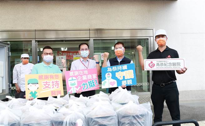 苗栗县议长锺东锦及多位议员发起送便当挺医护行动。（苗栗县议会提供／谢明俊苗栗传真）
