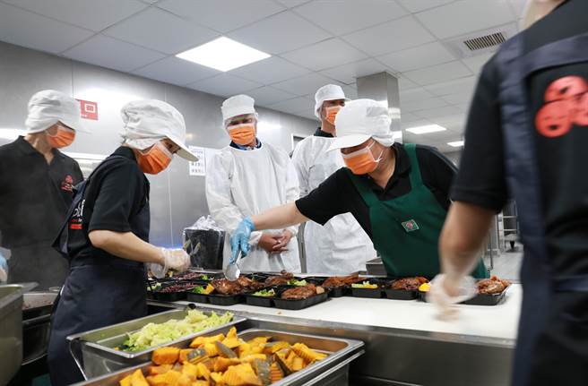 苗栗县议长锺东锦及多位议员发起送便当挺医护行动，锺东锦亲自包装便当。（苗栗县议会提供／谢明俊苗栗传真）