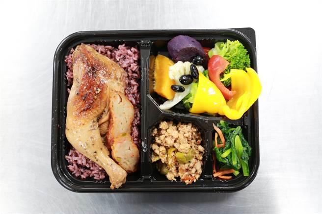 苗栗县议长锺东锦及多位议员发起送便当挺医护行动，便当菜色内容相当精致。（摘自锺东锦脸书／谢明俊苗栗传真）