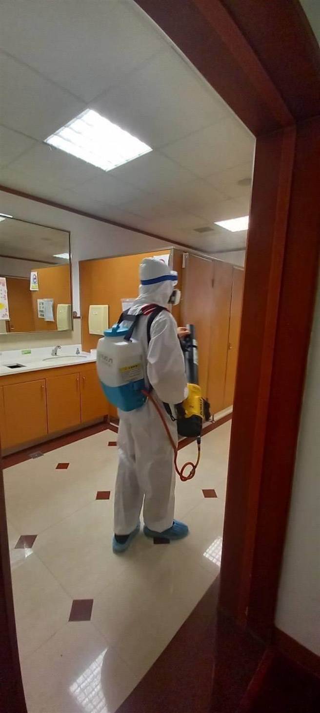 京元电子竹南厂爆发菲籍移工群聚感染，公司随对菲籍移工居住宿舍展开清消。（京元电子提供／谢明俊苗栗传真）