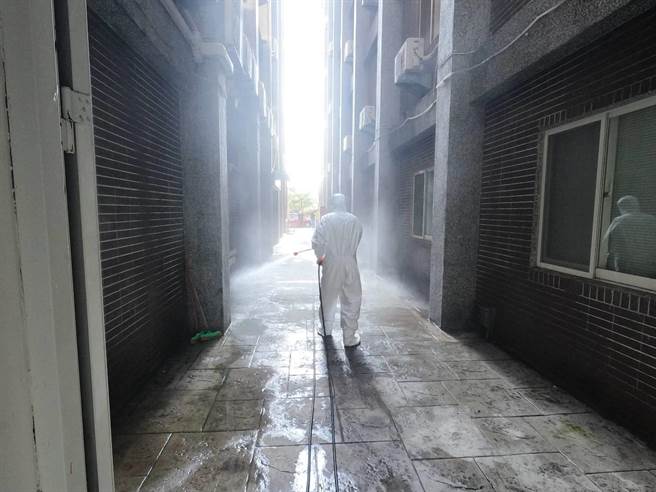 京元电子竹南厂爆发菲籍移工群聚感染，竹南镇公所随对菲籍移工宿舍展开清消。（竹南镇公所提供／谢明俊苗栗传真）