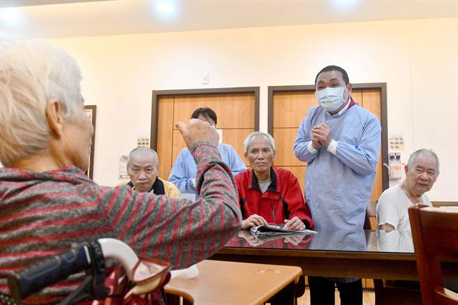 侯友宜日前前往长照中心视察防疫措施。（许哲瑗传真）