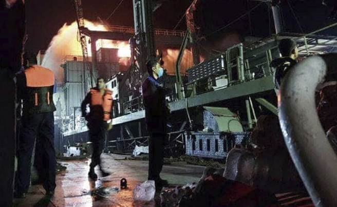 伊朗海军支援舰「哈格」号（IRIS Kharg）1日着火，在延烧约20小时后，2日沉没在阿曼湾，图为这艘伊朗最大军舰着火的现场。（美联社）