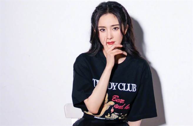 楊冪外型亮麗、身材火辣。(圖／翻攝自微博)