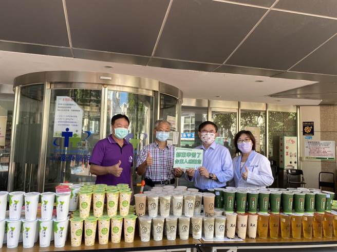 立委刘棹豪送300杯饮料给部立台东医院的员工。（庄哲权摄）