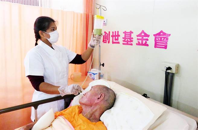 ▲基于保护院内植物人的安全，创世台东院加强工作人员「点对点」防疫宣导 。（创世提供／庄哲权台东传真）