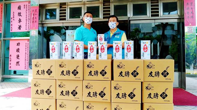 嘉義縣禮儀師許正寶，5年前展開斜槓人生兼職務農，以無毒栽植方式種植稻米，今為嘉義縣消防局送上自產的平安系列友酵米。（嘉義縣消防局提供∕呂妍庭嘉義傳真）