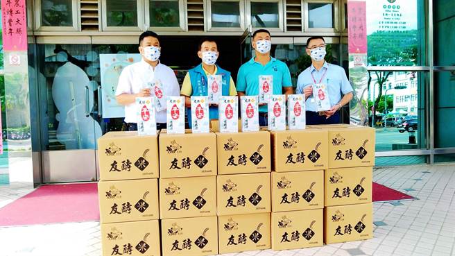 嘉義縣禮儀師許正寶，5年前展開斜槓人生兼職務農，以無毒栽植方式種植稻米，今為嘉義縣消防局送上自產的平安系列友酵米。（嘉義縣消防局提供∕呂妍庭嘉義傳真）