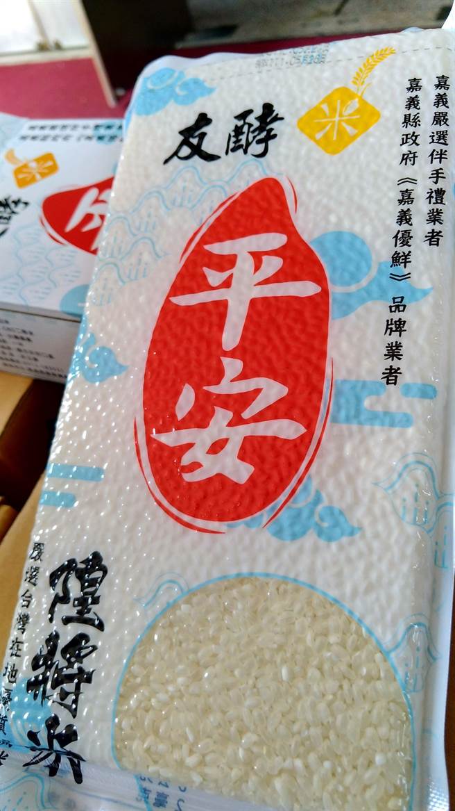 許正寶送平安米，希望消防局同仁出勤都能平安歸來。（嘉義縣消防局提供∕呂妍庭嘉義傳真）