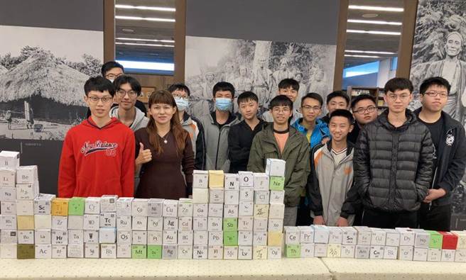 彰化高中老师刘晓倩和蔡孟佑的巧思，让艰涩难记的化学元素化身为可以播放语音的「元素方块」。（旺宏教育基金会提供／林志成台北传真）