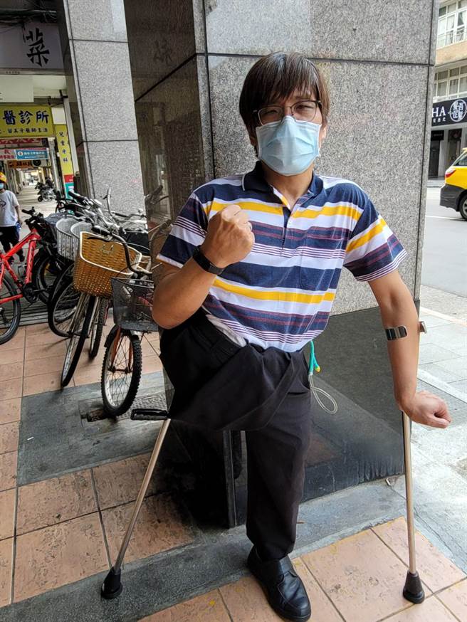 忠义感谢台湾医疗人员守护疫情。（照片/张忠义 提供）