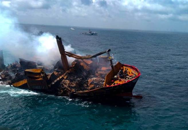 載運數百公噸化學物品與塑膠的MV X-Press Pearl號貨櫃輪失火沉沒，恐造成嚴重生態災難。（圖／路透社）