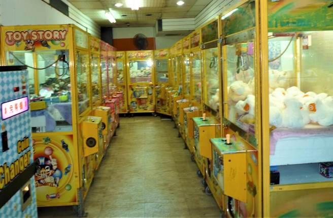 防堵疫情，許多縣市下令娃娃機店停業。（中時資料照 盧金足攝）  