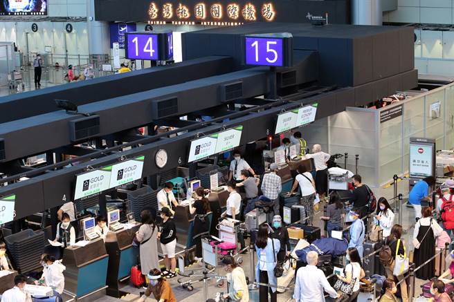 因美国新冠疫苗注射接种率增高，部分学校也将停上线上授课在秋季开学，学生可重启正常校园生活，部分商务活动也可能逐步恢復，这时间返美正好可以先事前准备相关的活动事宜，让近期赴美民眾增加，长荣航空也率先增班。图为在桃园机场赴美航班柜台前，旅客排队办理报到登机手续。（陈麒全摄）
