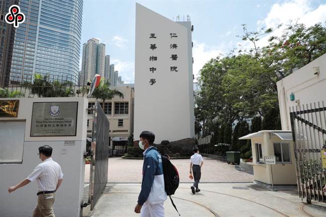 香港教育局长撰文表示明年将推出经评审的新公民科课本。图为将军澳一中学。（中新社）