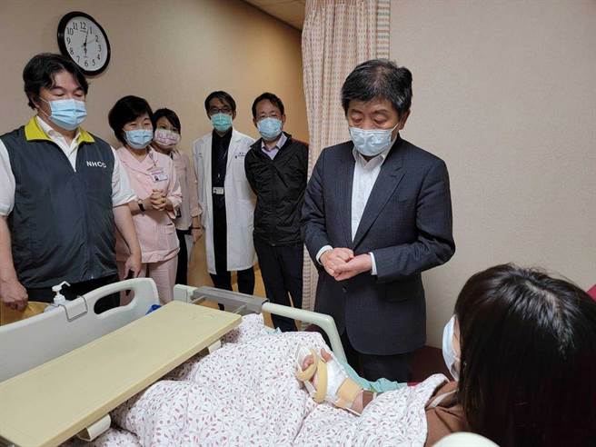 陈时中至双和医院探视受伤护理师。（翻摄自王必胜脸书）