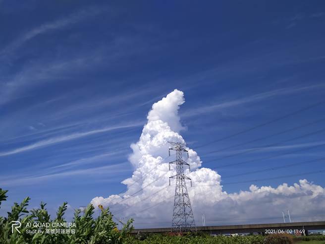 氣象局長鄭明典在臉書PO出一張絕美「直塔雲」照，有網友讚嘆「好像哥吉拉」！(圖/截自鄭明典臉書)