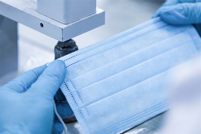 专家解释，口罩的折痕只是为了方便包装，给佩戴者保留呼吸空间的设计。（示意图／Shutterstock）