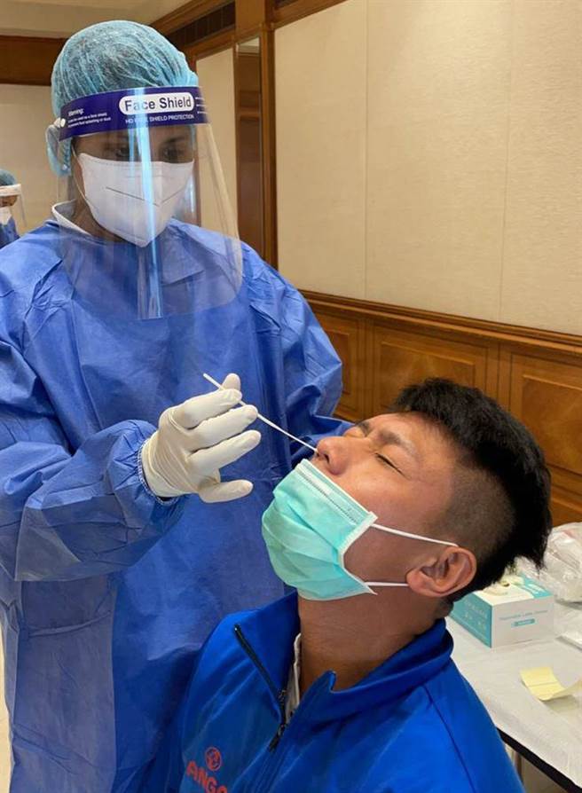 中華隊2日上午接受入境科威特後的第2次PCR檢測，圖為後衛陳庭揚正在接受採檢。（中華足協提供）