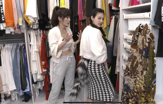 KIMIKO（左）的舞蹈道具让王思佳直喊「浮夸」。 （TVBS提供）