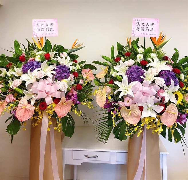 宅神送花籃給鴻海集團創辦人郭台銘，小卡片上寫下「俠之大者，為國為民。商之大者，福國利民」。(圖/翻攝自 朱學恒臉書)
